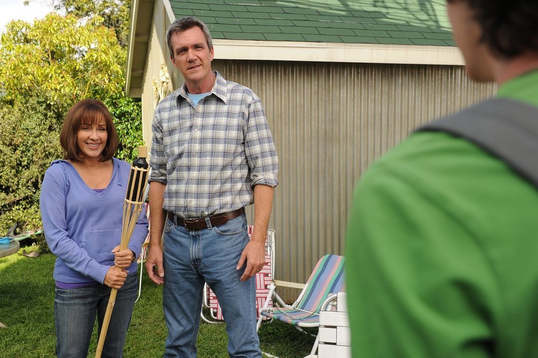 Mit der Hilfe von Mike (Neil Flynn, r.) will Frankie (Patricia Heaton, l.) den Garten rechtzeitig zu den Sommerferien richtig aufmöbeln, doch ihre K... - Bildquelle: Warner Brothers