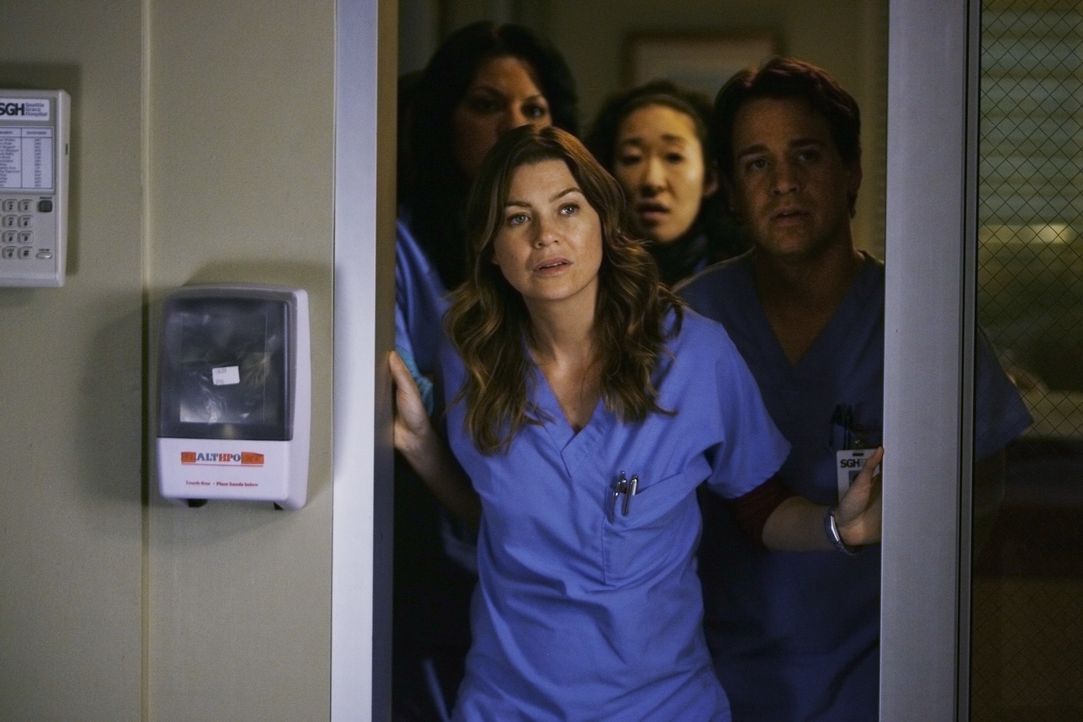 Hoffen, dass Izzie ihre Operation gut überstanden hat: Callie (Sara Ramirez, l.), Meredith (Ellen Pompeo, 2.v.l.), Cristina (Sandra Oh, 2.v.r.) und... - Bildquelle: Scott Garfield 2009 American Broadcasting Companies, Inc. All rights reserved. NO ARCHIVE. NO RESALE.