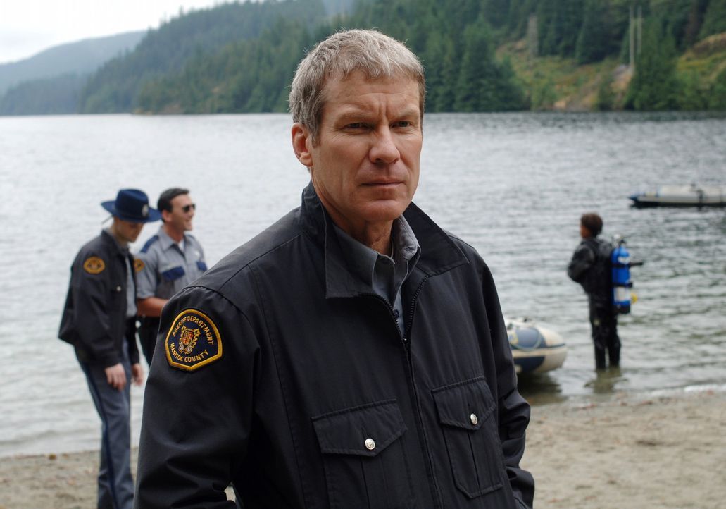 Kann sich das mysteriöse Verschwinden des jungen Mädchen nicht erklären: Sheriff Jake Devins (Dainel Hugh Kelly) ... - Bildquelle: Warner Bros. Television