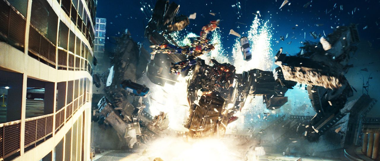 Die bösen Transformer, die Decepticons, wollen eine Weltuntergangsmaschine aus der Versenkung holen, während die guten, unter der Führung der so... - Bildquelle: MMIX DW STUDIOS L.L.C. and PARAMOUNT PICTURES CORPORATION. All Rights Reserved.