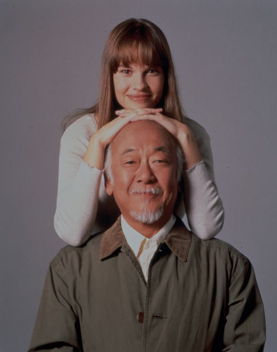 Nach anfänglicher Ablehnung findet die mürrische und in sich gekehrte Julie (Hilary Swank, oben) Gefallen an Mr. Miyagis (Noriyuki "Pat" Morita, u... - Bildquelle: Columbia Pictures
