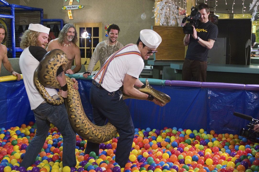 Mit einer Riesenschlange im Kinderland: Johnny Knoxville (2.v.r.), Bam Margera (2.v.l.) und Chris Pontius (l.) ... - Bildquelle: 2007 BY PARAMOUNT PICTURES AND MTV NETWORKS. A DIVISION OF VIACOM INTERNATIONAL INC. ALL RIGHTS RESERVED.