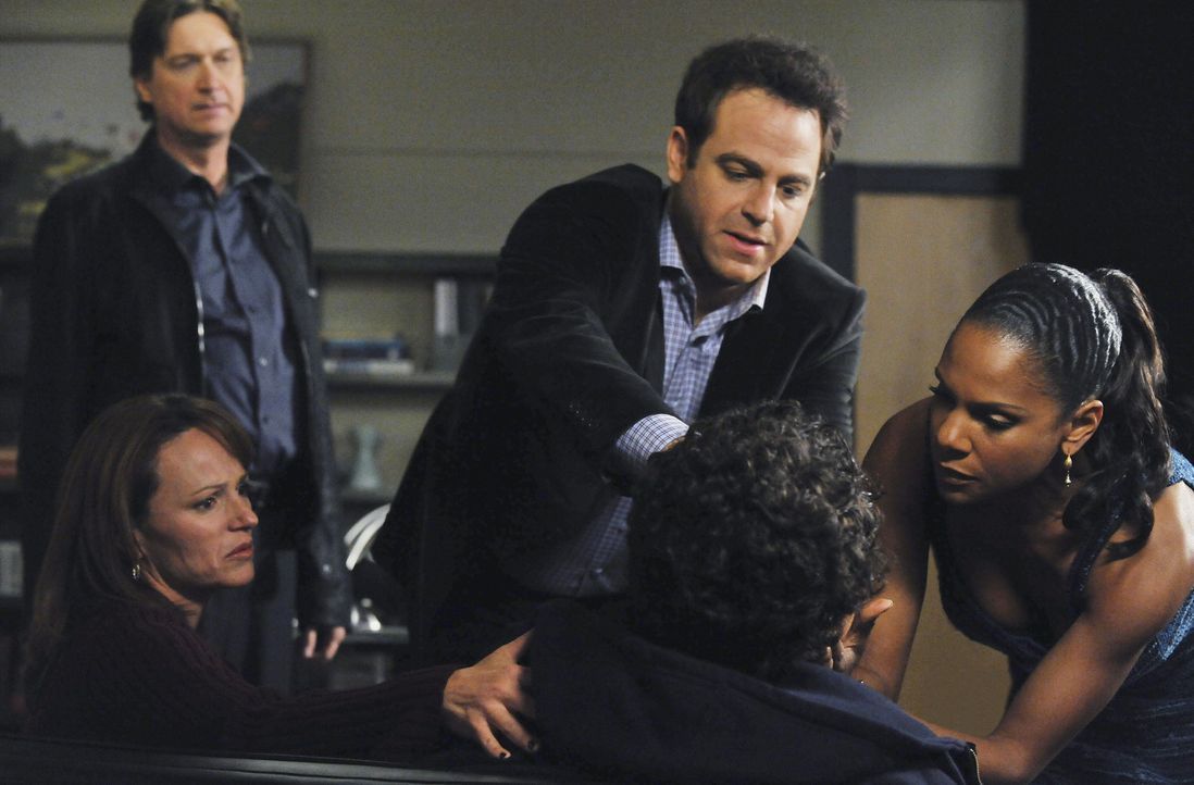 Während sich Addison mit ihrem Kinderwunsch auseinandersetzten muss, kümmern sich Naomi (Audra McDonald, r.) und Cooper (Paul Adelstein, M.) um Ju... - Bildquelle: ABC Studios