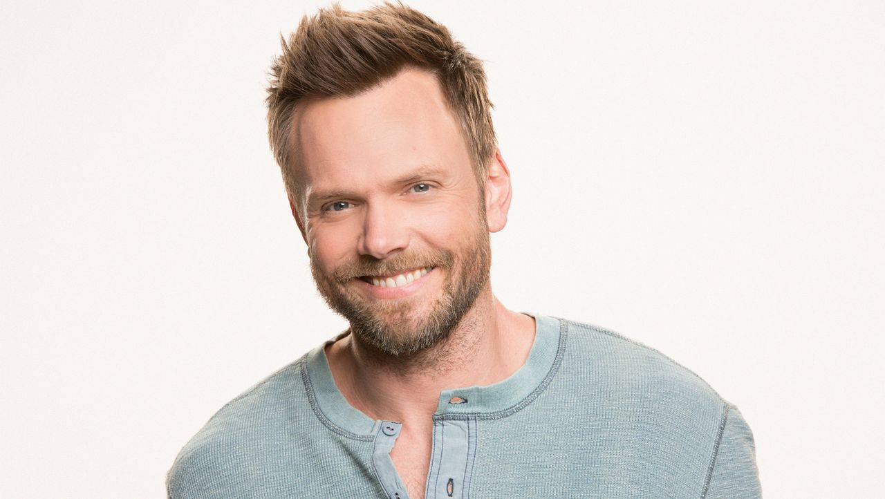 (1. Staffel) - Eigentlich ist Jack (Joel McHale) ein richtiger Abenteurer, der ständig in der Wildnis unterwegs ist und dort Material für seine Text... - Bildquelle: Cliff Lipson 2016 CBS Broadcasting, Inc. All Rights Reserved.