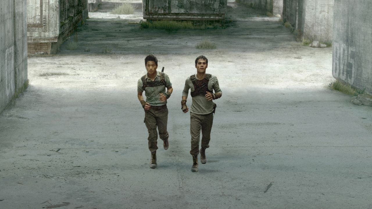 Jeden Tag wagen sich die "Läufer" Minho (Ki Hong Lee, l.) und Thomas (Dylan O'Brien) in das Labyrinth, das sie und andere Jungs auf einer Lichtung f... - Bildquelle: 2014 Twentieth Century Fox Film Corporation.  All rights reserved.