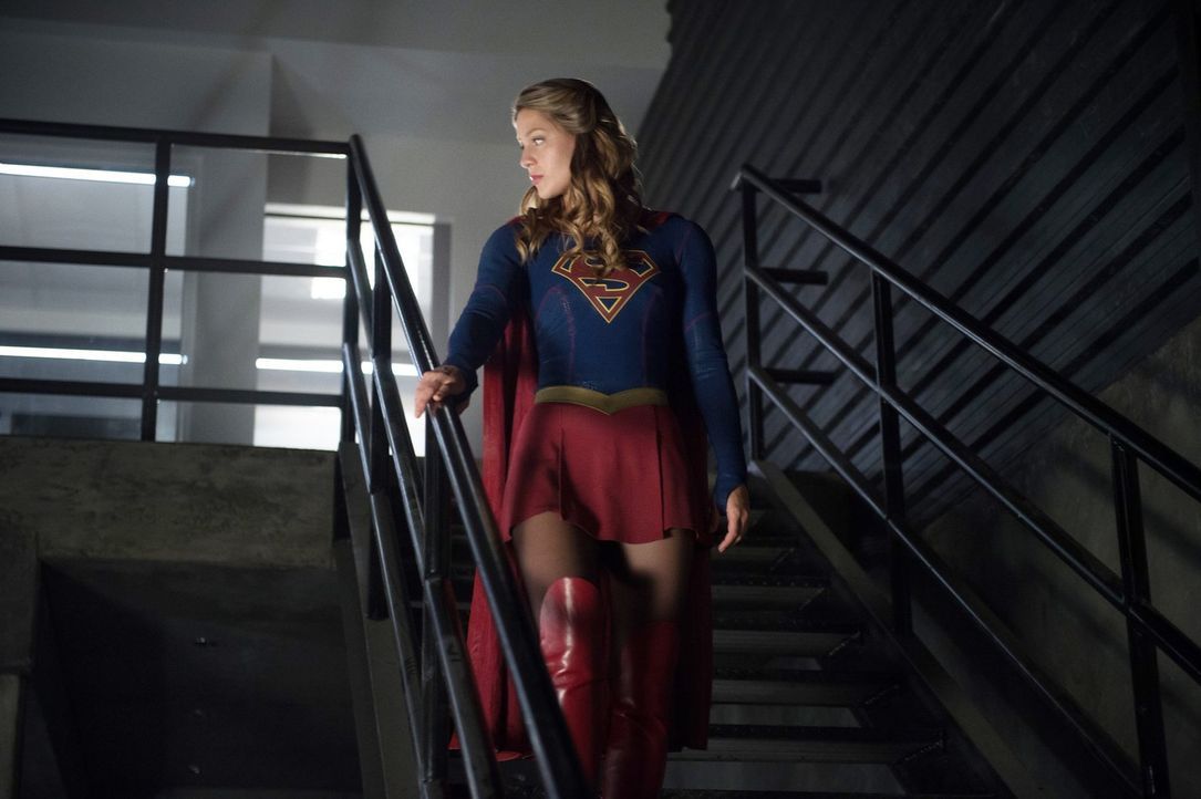 Während Supergirl (Melissa Benoist) versucht, die Alien-Kämpfe zu stoppen, nimmt sie Mon-El unter ihre Fittiche und fängt an, ihn zu trainieren ... - Bildquelle: 2016 Warner Bros. Entertainment, Inc.