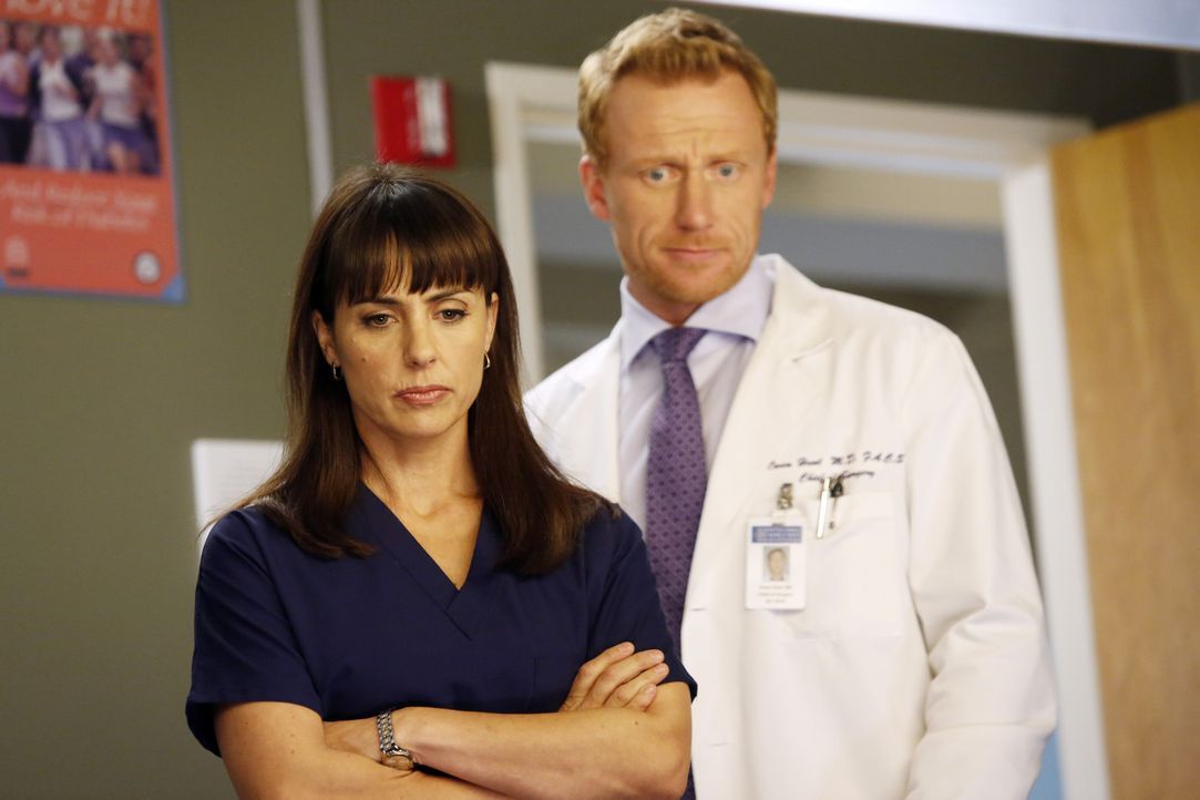 Während Meredith ihre Schwangerschaft offiziell gemacht hat, zieht Owen (Kevin McKidd, r.) Dr. Alana Cahill (Constance Zimmer, l.), zur Rate. Sie s... - Bildquelle: ABC Studios