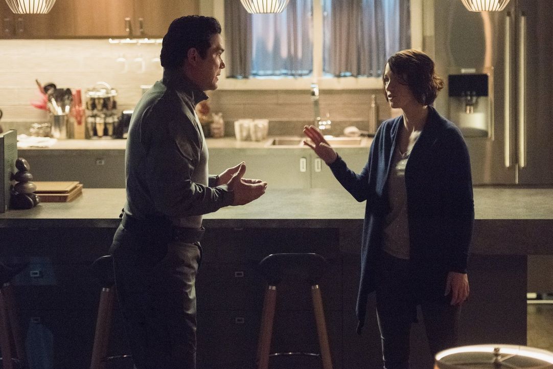 Als Alex (Chyler Leigh, r.) plötzlich von ihrem Vater Jeremiah (Dean Cain, l.) überrascht wird, stellt er sie vor ein Ultimatum. Noch bevor sich Ale... - Bildquelle: 2016 Warner Brothers