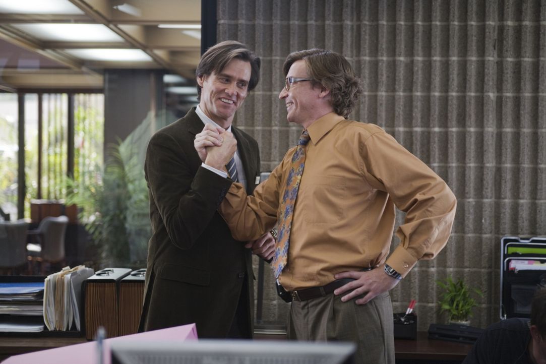 Kann Norman (Rhys Darby, r.) den Pessimisten Carl Allen (Jim Carrey, l.) aus seinem trüben Alltag holen? - Bildquelle: Warner Bros.