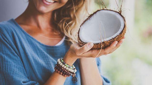 Kokosnussöl spendet deinen Haaren reichlich Feuchtigkeit