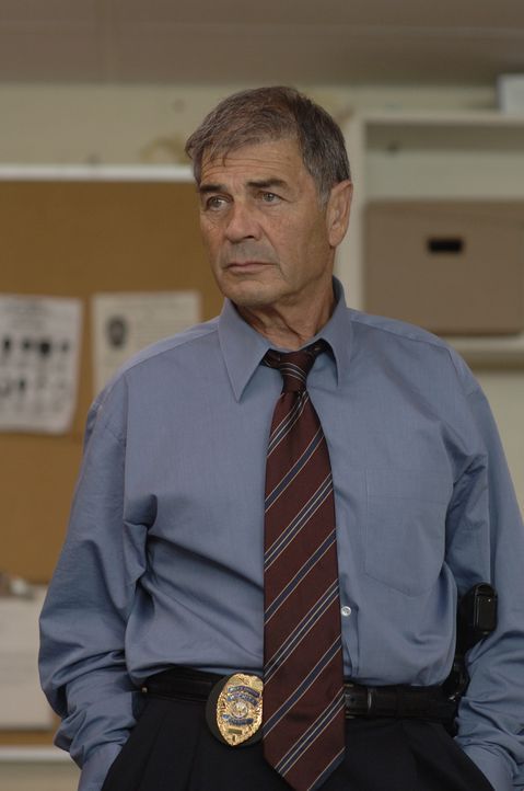 Detective Jason Magida (Robert Forster) muss den kaltblütigen Serienkiller Dennis Rader aus der Reserve locken, um ihn für diverse Verbrechen zur... - Bildquelle: 2005 Sony Pictures Television Inc. All Rights Reserved.
