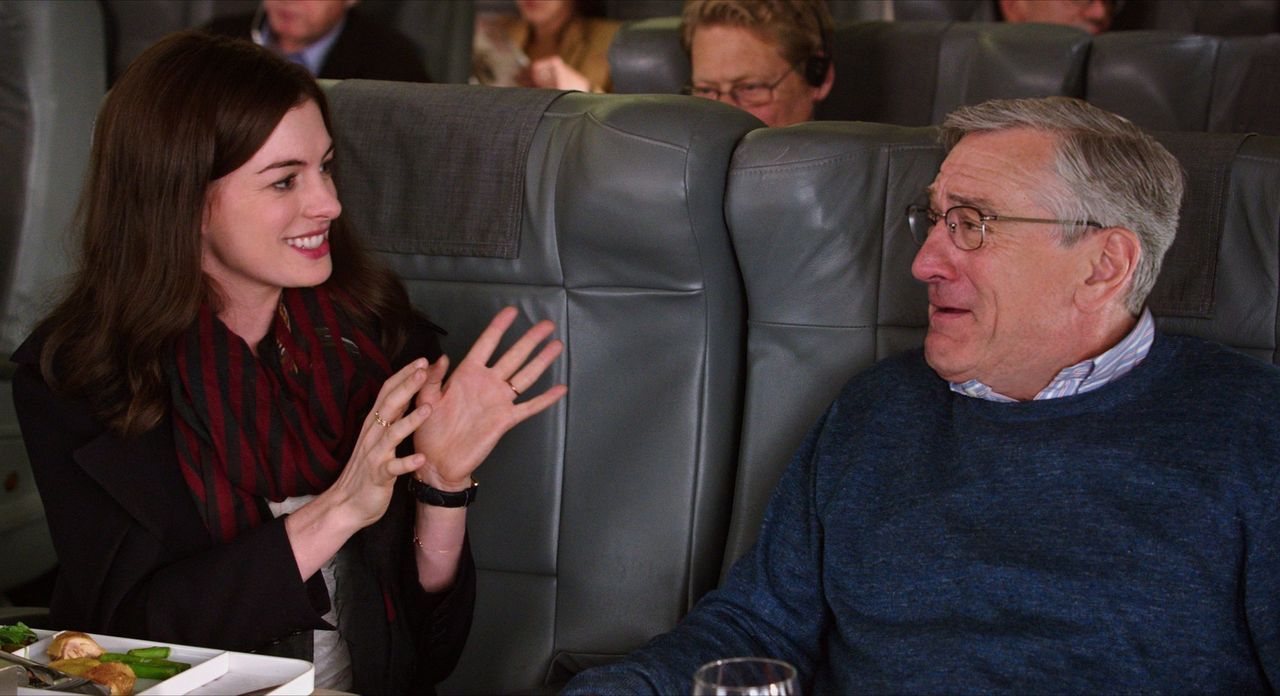 Für Jules (Anne Hathaway, l.), die in ihrer Rolle als Geschäftsführerin häufig überfordert ist, wird Ben (Robert De Niro, r.) zur wichtigen Stütze u... - Bildquelle: Warner Brothers
