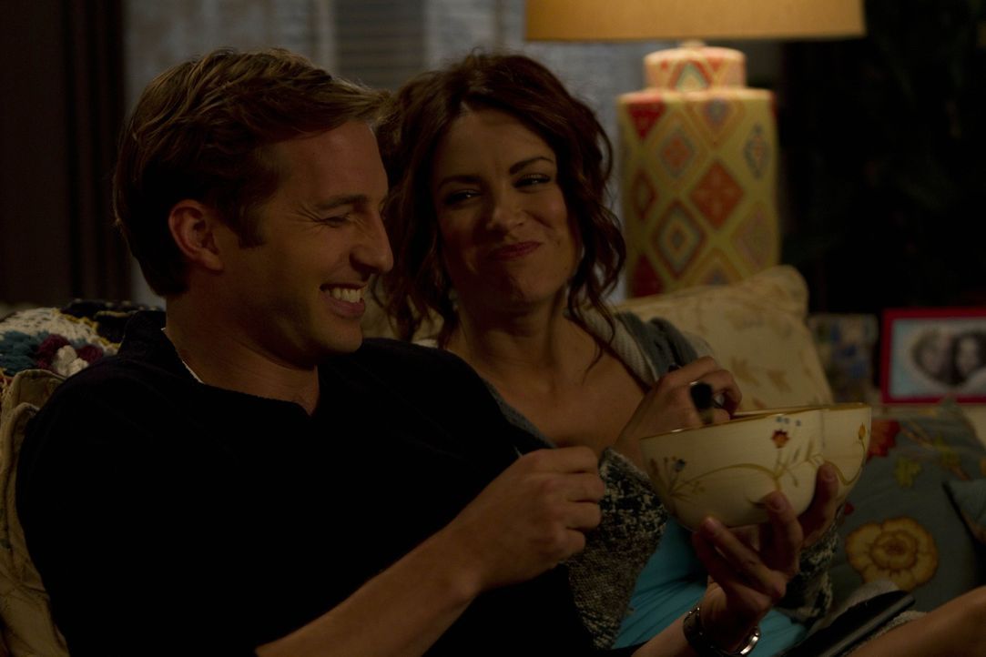 Sind ganz besondere Freunde: Ben (Ryan Hansen, l.) und Sara (Danneel Ackles, r.) ... - Bildquelle: NBC Universal, Inc.