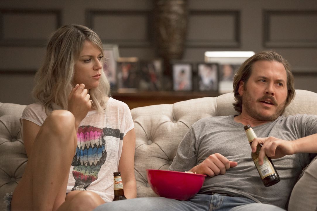 Ein Plan muss her. Bei Bier und Chips schmieden Mickey (Kaitlin Olson, l.) und Jimmy (Scott MacArthur, r.) einen Plan, um einen Schulplatz für Ben z... - Bildquelle: 2017 Fox and its related entities. All rights reserved.