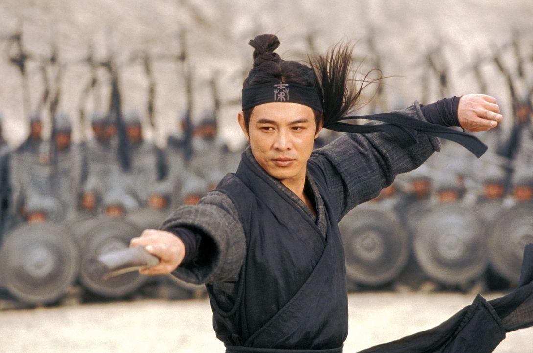 Eines Tages behauptet ein namenloser Held (Jet Li), alle drei, unbezwingbar scheinenden Gegner König Qins im Kampf besiegt zu haben ... - Bildquelle: Constantin Film