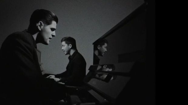 Lucas sitzt zusammen mit Nico Santos am Klavier, in seinem schwaz-weißen Musi...