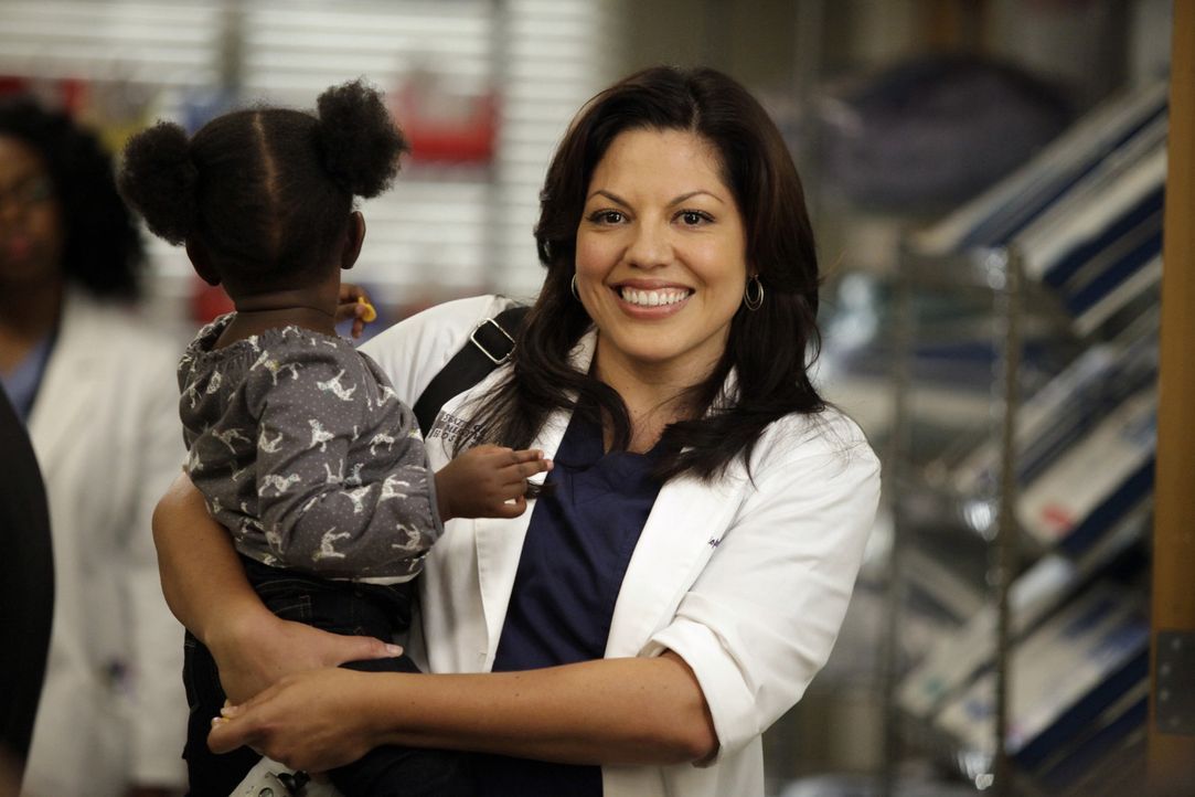 Während sich Meredith um einen aufreibenden Fall kümmert, nimmt sich Callie (Sara Ramirez, r.) Zola an .. - Bildquelle: ABC Studios
