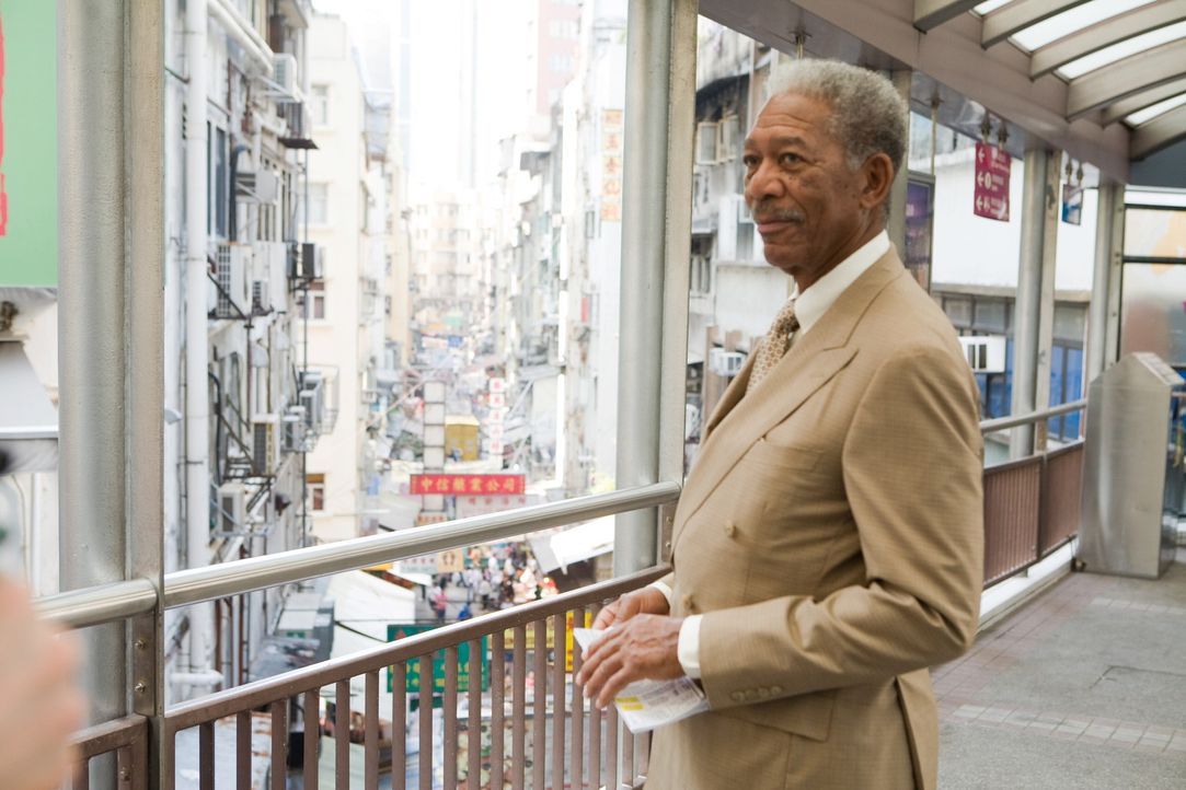Lucius Fox (Morgan Freeman) muss dieses Mal bis nach Hongkong reisen, um seinem Schützling beistehen zu können ... - Bildquelle: Warner Bros.