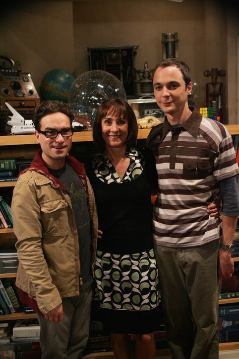 Um Sheldon (Jim Parsons, r.) wieder Vernunft zu bringen, hat Leonard (Johnny Galecki, l.) nur noch eine Idee: Er muss Mary (Laurie Metcalf, M.), She... - Bildquelle: Warner Bros. Television