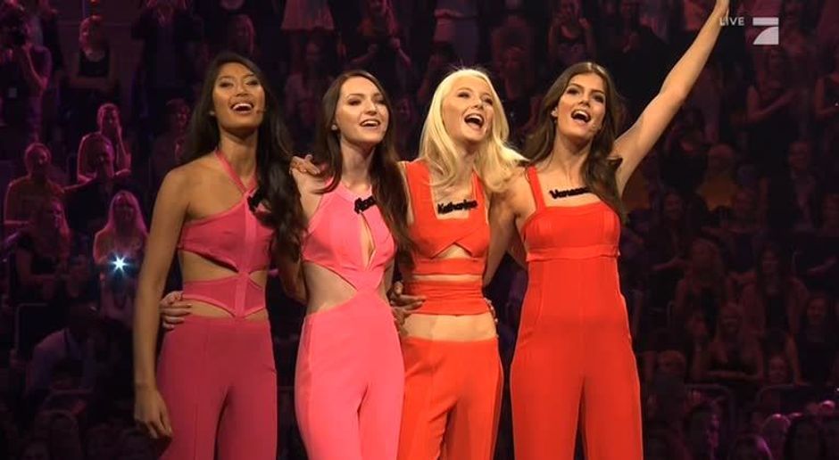 Germany S Next Topmodel Video Das Opening Bunt Laut Und