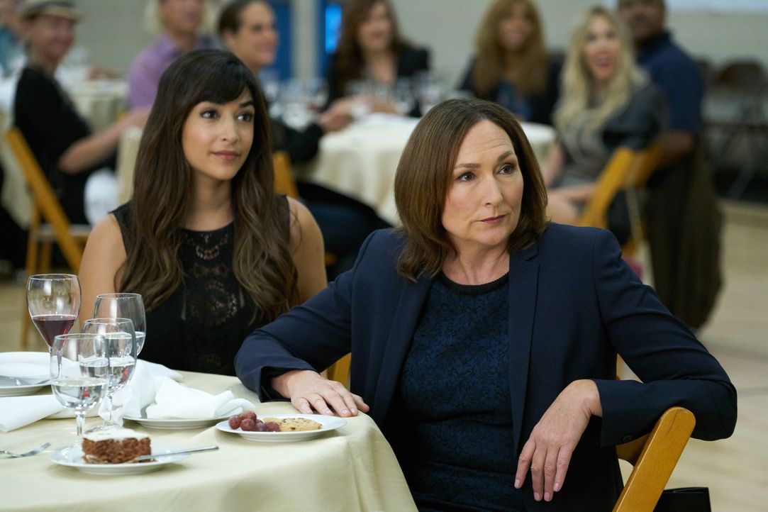 Cece (Hannah Simone, l.) gerät ausgerechnet mit ihrer Schwiegermutter Louise (Nora Dunn, r.) aneinander. Und das auch noch bei einem Ausflug, an dem... - Bildquelle: 2017 Fox and its related entities. All rights reserved.