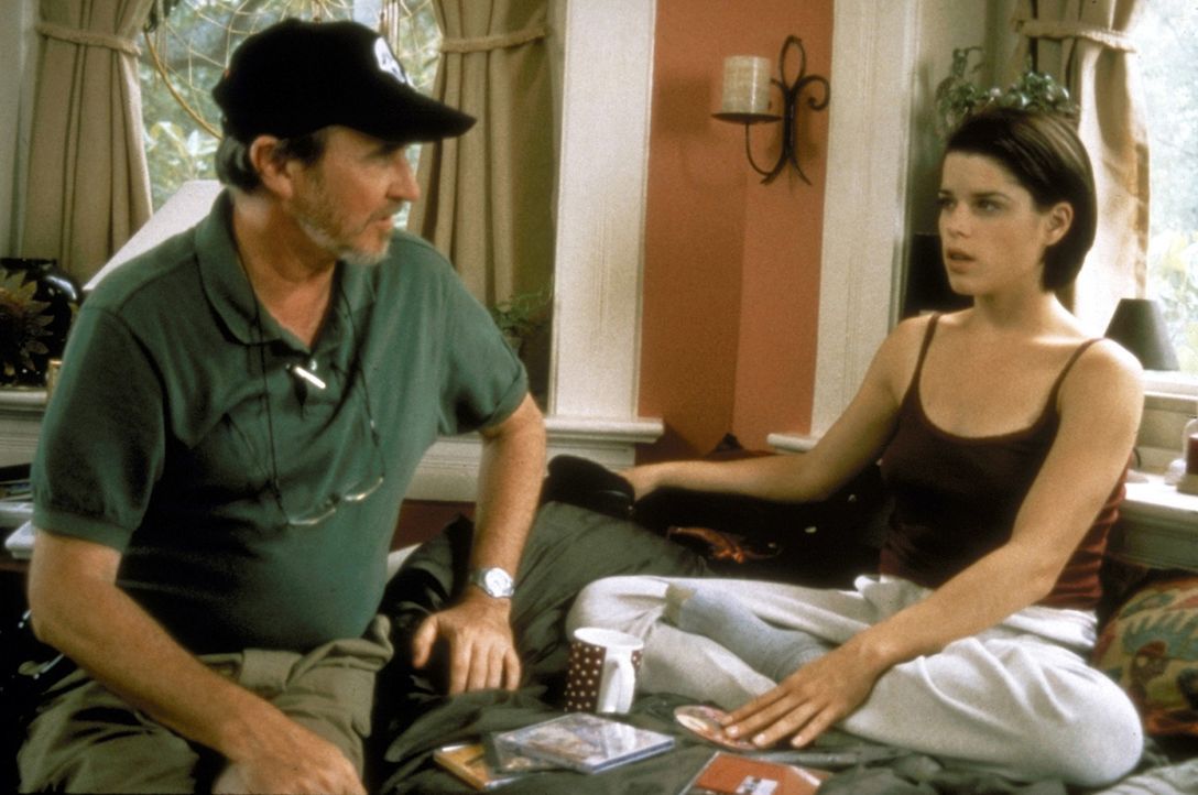 Der Regisseur von "Scream 2", Wes Craven (l.) mit Sidney (Neve Campbell, r.), der gejagten Collegestudentin ... - Bildquelle: Kinowelt Filmverleih GmbH 1997