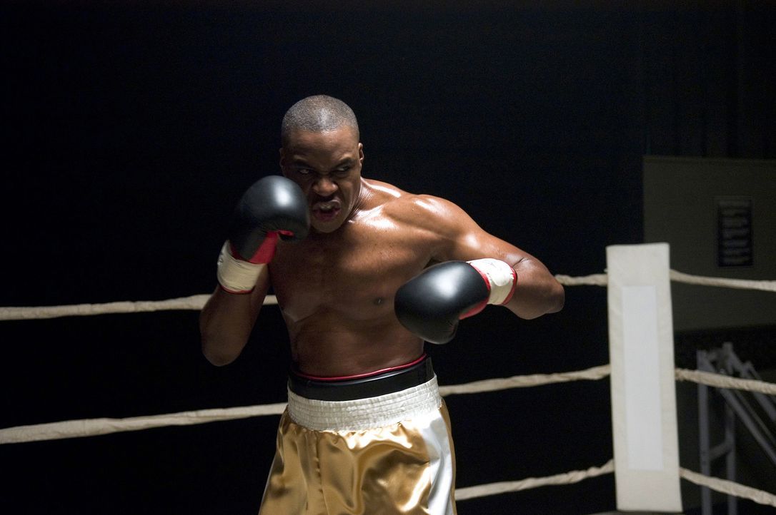 Der Schwergewichtsweltmeister Wayne Barclay (Razaaq Adoti) wird von einem kriminellen Rapper bedroht! Deshalb beschließt er, sich durch den besten... - Bildquelle: Sony Pictures Television International