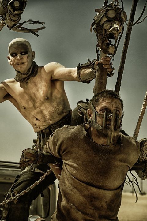 Nachdem eine Gruppe Warboys den ehemaligen Cop Max (Tom Hardy, r.) gefangengenommen haben, dient er als lebender Blutbeutel und wird in eine erbitte... - Bildquelle: 2015 Warner Bros.