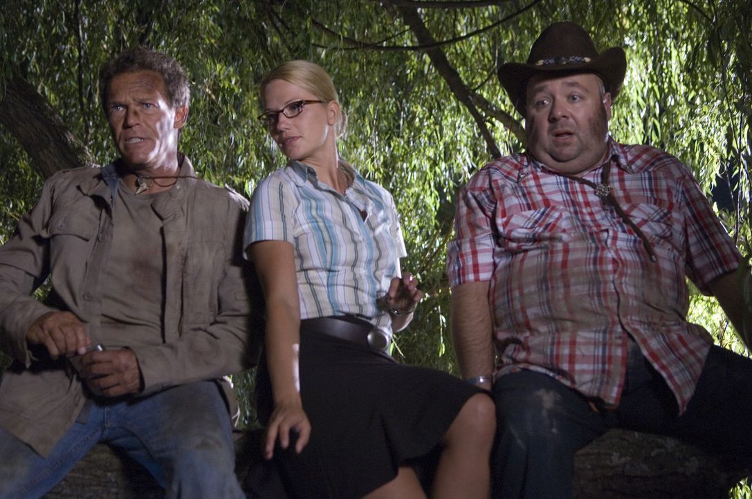 Im Visier eines äußerst blutrünstigen Monsters: Mitch (Christian Tramitz, l.), Ann (Doreen Jacobi, M.) und Bützje (Dirk Bach, r.) ... - Bildquelle: Laurent Trümper ProSieben