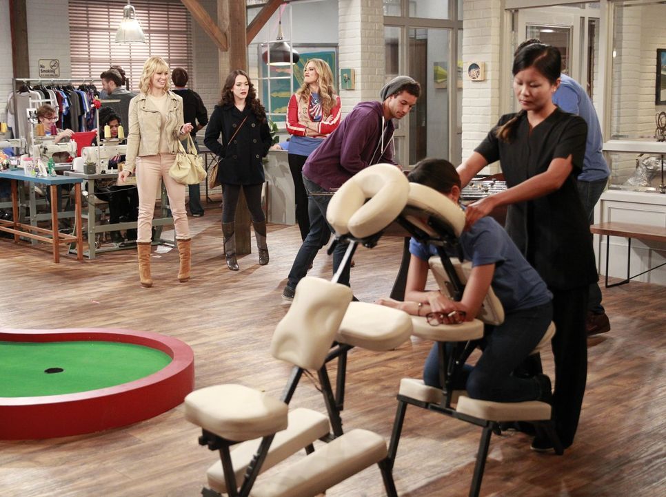 Auf der Suche nach der passenden Produktionsfirma für ihre T-Shirts treffen Caroline (Beth Behrs, l.) und Max (Kat Dennings, 2.v.l.) auf die überaus... - Bildquelle: Warner Bros. Television