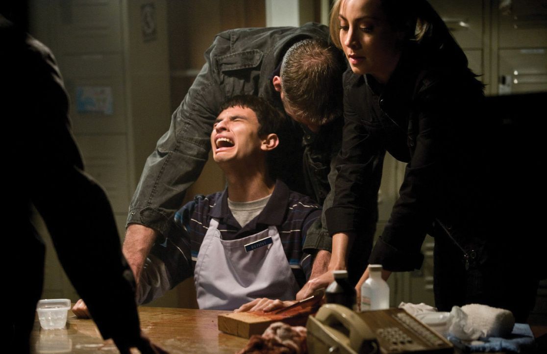 Zunächst weiß der Verkäufer Benny (Jeffrey Licon) nicht, was diese bewaffneten Eindringlinge (Tom Kiesche, M.) eigentlich von ihm wollen, doch da... - Bildquelle: 2007 Warner Bros. Entertainment INC.