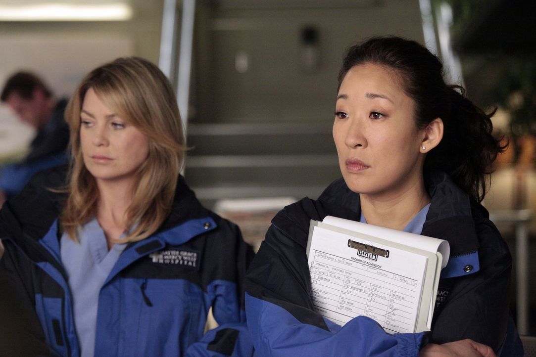 Machen sich bereit für den Flug nach Boise um bei einer Operation zu assistieren: Meredith (Ellen Pompeo, l.) und Cristina (Sandra Oh, r.) ... - Bildquelle: Touchstone Television