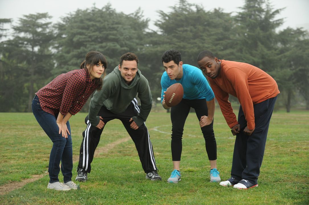 Verbringen einen gemeinsamen Football-Nachmittag: Jess (Zooey Deschanel, l.), Schmidt (Max Greenfield, 2.v.r.), Nick (Jake M. Johnson, 2.v.l.) und W... - Bildquelle: 20th Century Fox