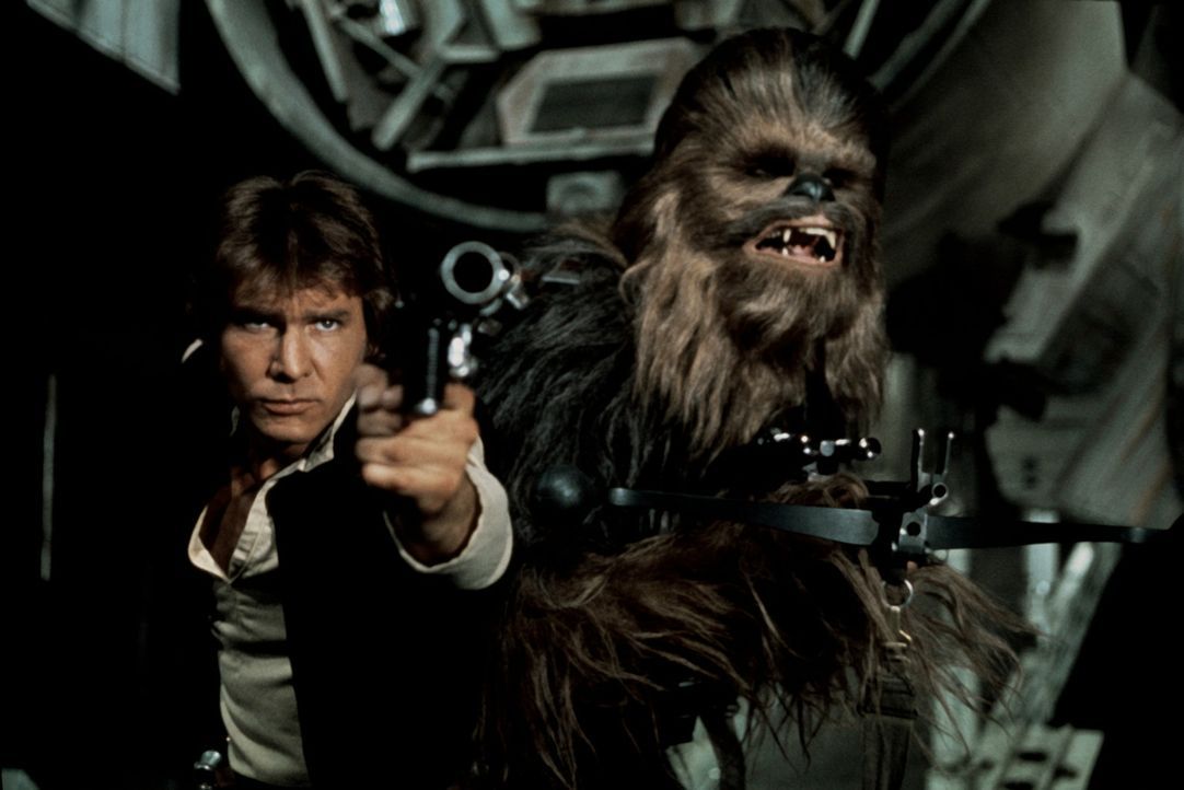 Der Pilot Han Solo (Harrison Ford, l.) und sein Co-Pilot Chewbacca (Peter Mayhew, r.) machen sich auf, die Gerechtigkeit wiederherzustellen ... - Bildquelle: Lucasfilm LTD. & TM. All Rights Reserved.