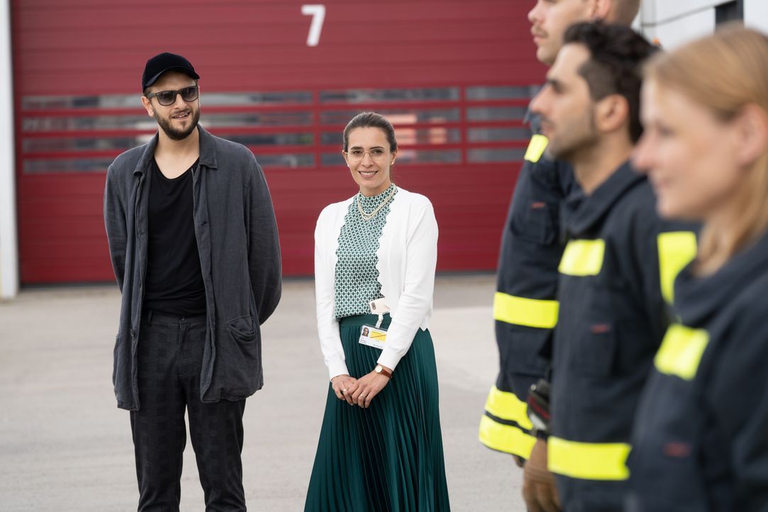 Regisseur (Marcel Glauche, l.); Sabine Grünberg (Doris Golpashin, Mitte r.) - Bildquelle: Stephanie Kulbach ©JOYN/ProSieben / Stephanie Kulbach