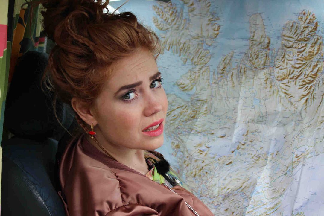 Nur mit einer altmodischen Landkarte ausgestattet, macht sich Moderatorin Palina Rojinski auf den Weg in ihr "Offline"-Abenteuer in Island. Einfach... - Bildquelle: ProSieben