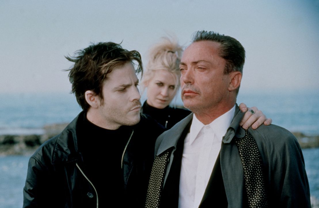 Deacon Frost (Stephen Dorff, l.) und Mercury (Arly Jover, M.) haben den Vampirfürsten Dragonetti (Udo Kier, r.) in ihre Gewalt gebracht. Er wird der... - Bildquelle: New Line Cinema