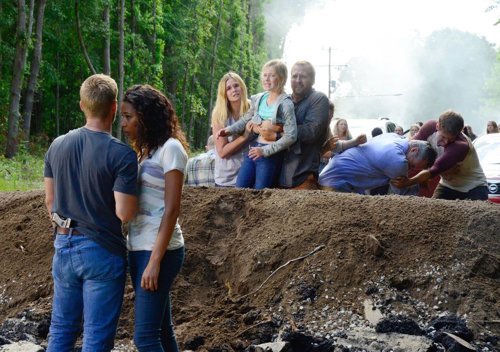 Eva (Kylie Bunbury, 2.v.l.) will Barbie (Mike Vogel, l.) endgültig an die Gemeinschaft binden und eine Katastrophe außerhalb der Kuppel spielt ihr d... - Bildquelle: Brownie Harris 2015 CBS Studios Inc.