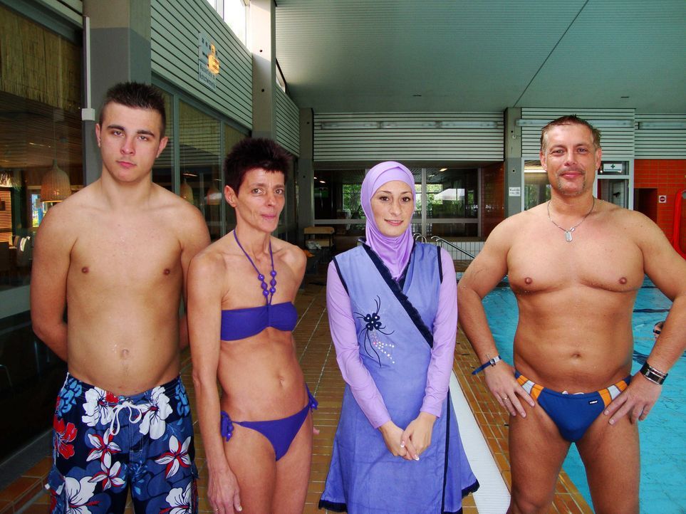 Esma (2.v.r.) besucht zusammen mit ihrer Tauschfamilie ein Schwimmbad. - Bildquelle: ProSieben