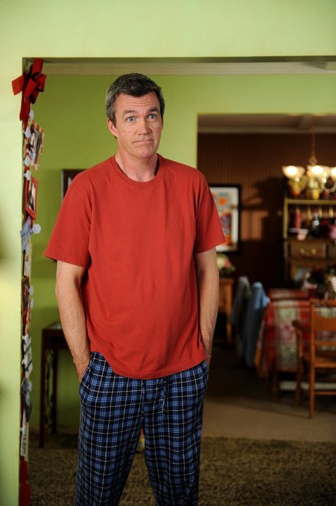 Mike (Neil Flynn) ahnt schon, dass mit dem Besuch von Frankies Eltern Stress in das traute Heim der Hecks einziehen wird ... - Bildquelle: Warner Brothers