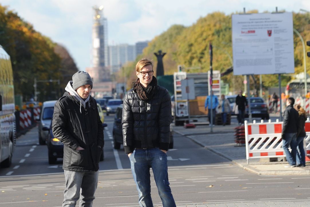 Joko (r.) und Klaas (l.) wollen von Menschen auf der Straße wissen, was 2011 los war, welche Themen die Welt bewegt haben und wer für Schlagzeilen... - Bildquelle: ProSieben