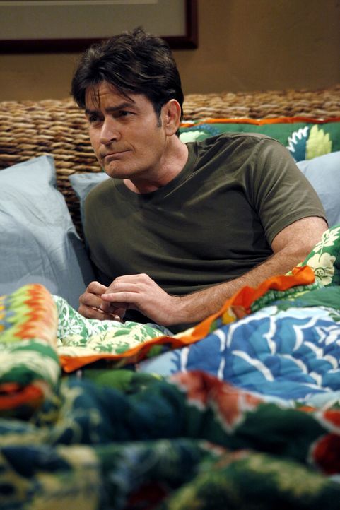 Trifft auf seine Ex-Verlobte Mia - die ihn in eine schwierige Situation bringt: Charlie (Charlie Sheen) ... - Bildquelle: Warner Bros. Television