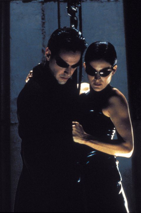 Neo (Keanu Reeves, l.) und Trinity (Carrie Anne Moss, r.) müssen sich durch ein schwer bewachtes Hochhaus kämpfen, um Morpheus zu befreien. Ihr We... - Bildquelle: Warner Bros. Pictures