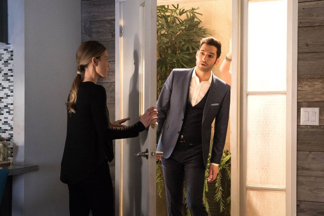 Nach Chloes (Lauren German, l.) Todeskampf taucht Lucifer (Tom Ellis, r.) einfach ab, doch nach zwei Wochen steht er plötzlich wieder bei Chloe auf... - Bildquelle: 2016 Warner Brothers