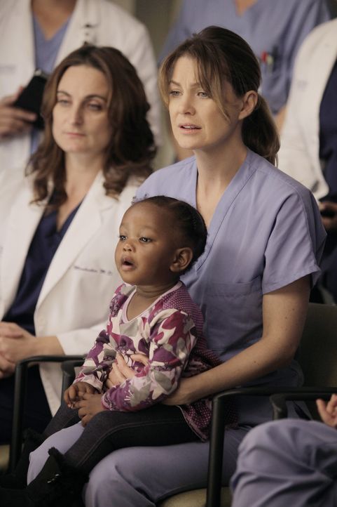 Beobachtet gespannt eine schwierige Operation: Meredith (Ellen Pomepo, r.) ... - Bildquelle: ABC Studios