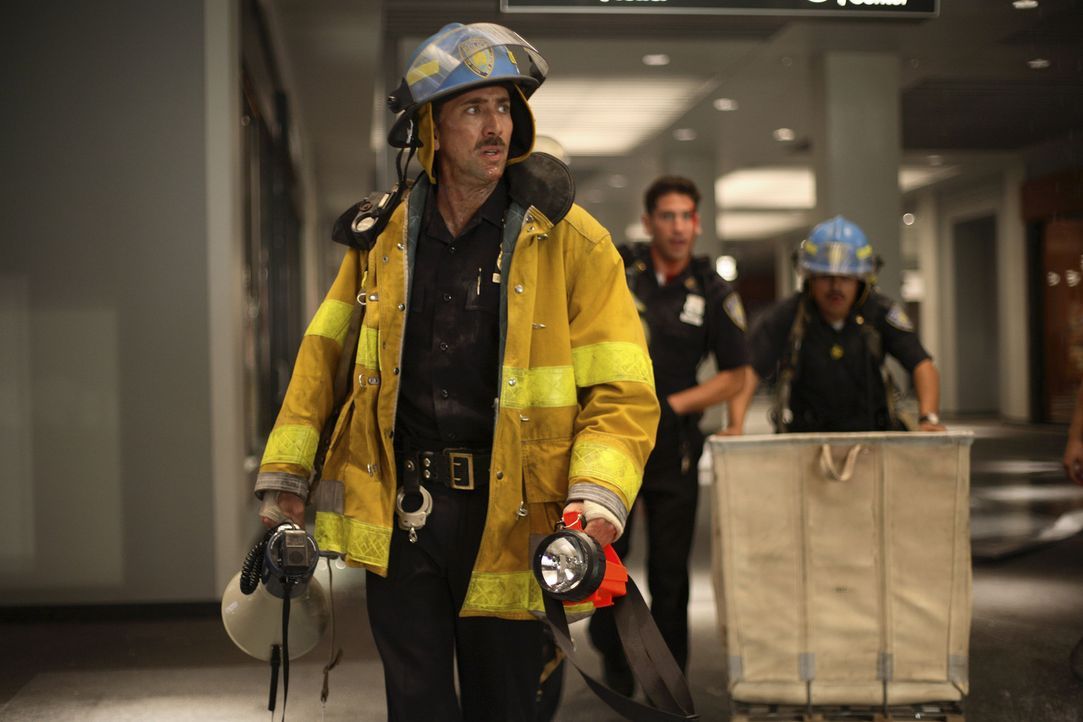 Nachdem das World Trade Center brennt, wird John McLoughlin (Nicolas Cage) und seine Einheit in die U-Bahn-Ebene unter den Türmen geschickt, um die... - Bildquelle: TM &   Paramount Pictures. All Rights Reserved.