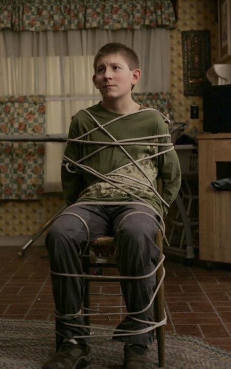 Um keinen Blödsinn zu machen, wird Dewey (Erik Per Sullivan) von seinen Brüdern an einen Stuhl gefesselt ... - Bildquelle: TM +   2000 Twentieth Century Fox Film Corporation. All Rights Reserved.