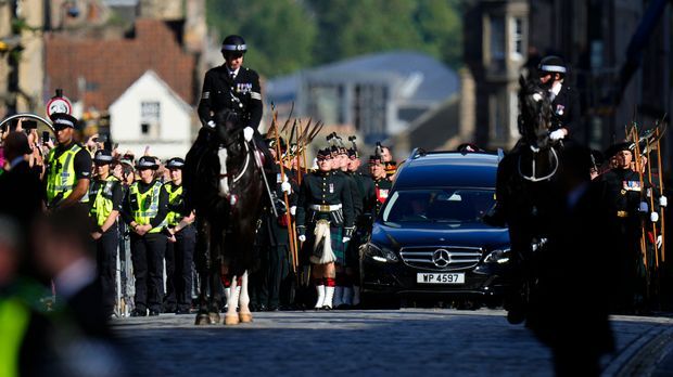 Sarg der Queen in Edinburgh eingetroffen