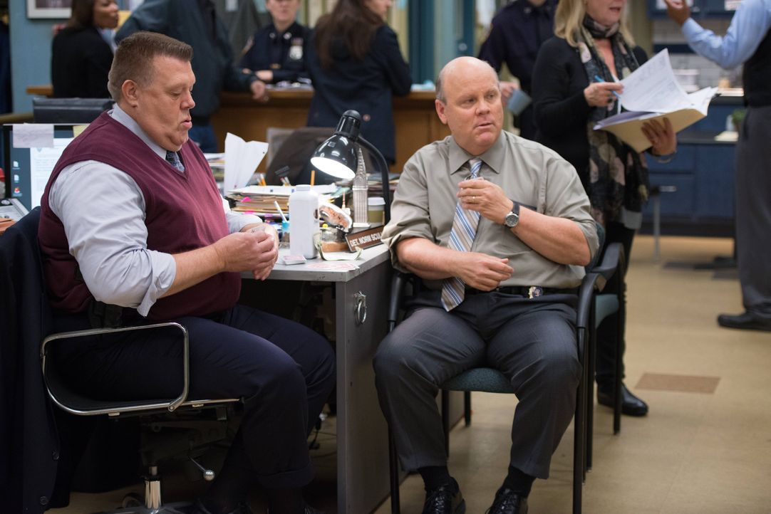 Scully (Joel McKinnon Miller, l.); Hitchcock (Dirk Blocker) - Bildquelle: Eddy Chen 2013 NBC Studios LLC. All Rights Reserved. / Eddy Chen