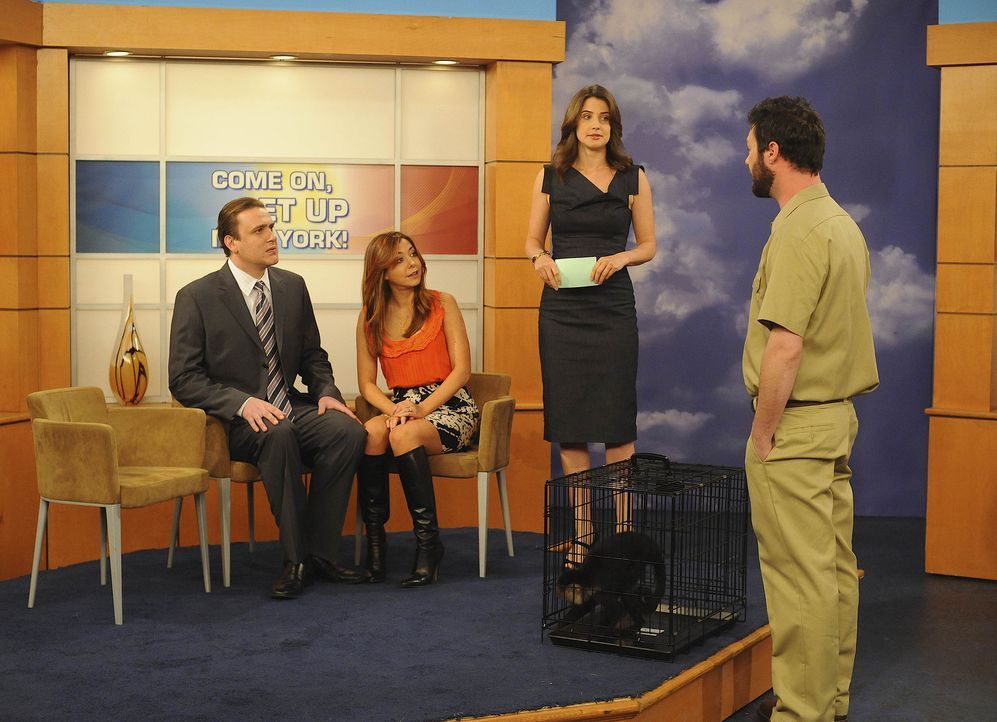 Marshall (Jason Segel, l.) und Lily (Alyson Hannigan, 2.v.l.) sind nach dem Überfall auf Marshall bei Robin (Cobie Smulders, 2.v.r.) in der Sendung... - Bildquelle: 20th Century Fox International Television